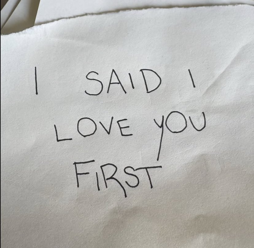 updateselenas's tweet image. “Eu disse que te amo primeiro.”

Selena Gomez via Instagram Stories. 

Benny Blanco repostou o Story de Selena.