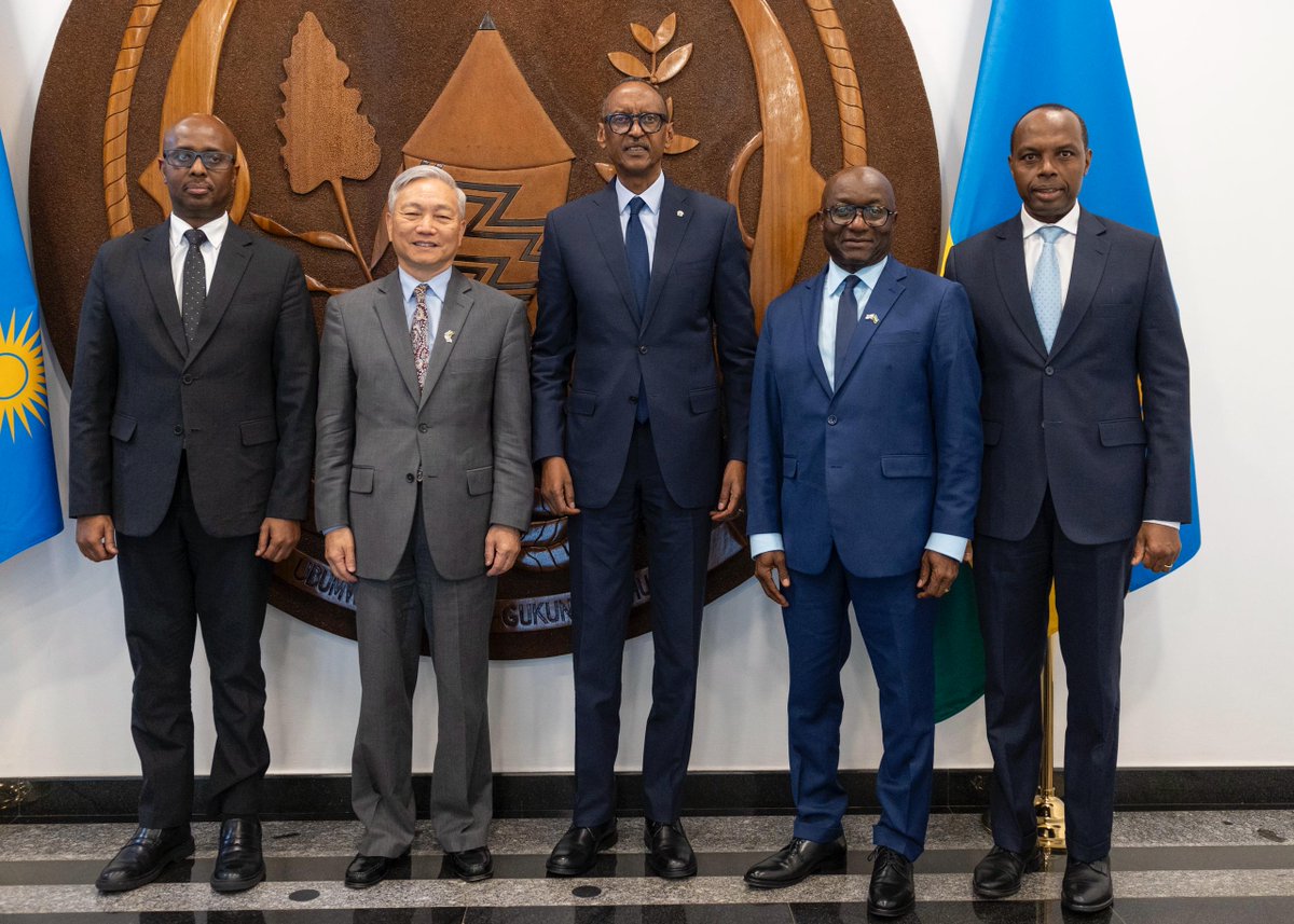 Presidency | Rwanda (@urugwirovillage) on Twitter photo President Kagame also received the World Bank’s Country Director for Rwanda, Kenya, Somalia and Uganda, Qimiao Fan, for discussions on joint development projects between Rwanda and the <a href="/WorldBank/">World Bank</a> across key sectors in infrastructure, agriculture, skills development and more. President Kagame also received the World Bank’s Country Director for Rwanda, Kenya, Somalia and Uganda, Qimiao Fan, for discussions on joint development projects between Rwanda and the <a href="/WorldBank/">World Bank</a> across key sectors in infrastructure, agriculture, skills development and more.