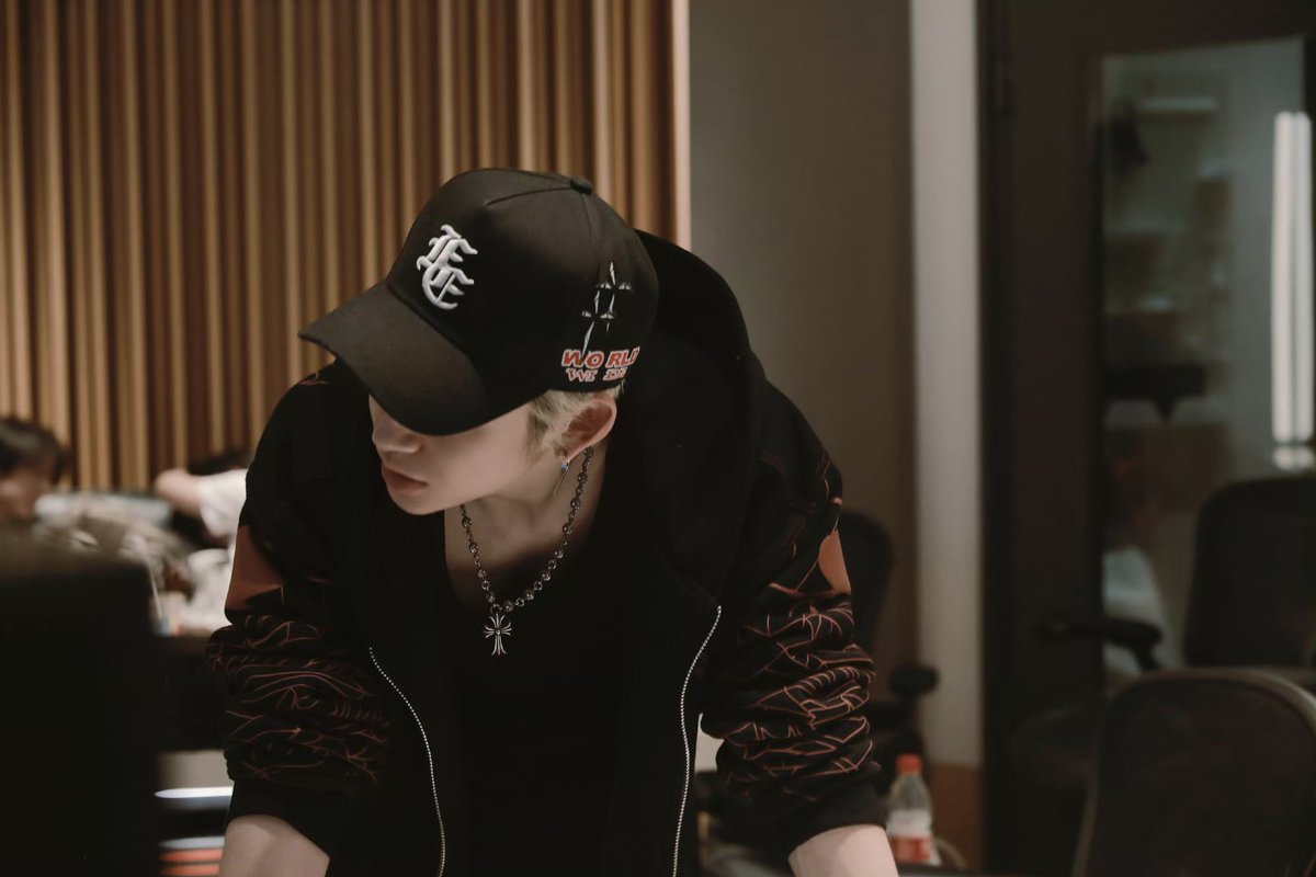 99WLK's tweet image. 25.02.14 小鬼 studio weibo update 

《我 VS Justin Bieber》TOP new song
produced and wrote by xiaogui is out now!

#xiaogui #wanglinkai #小鬼 #王琳凯