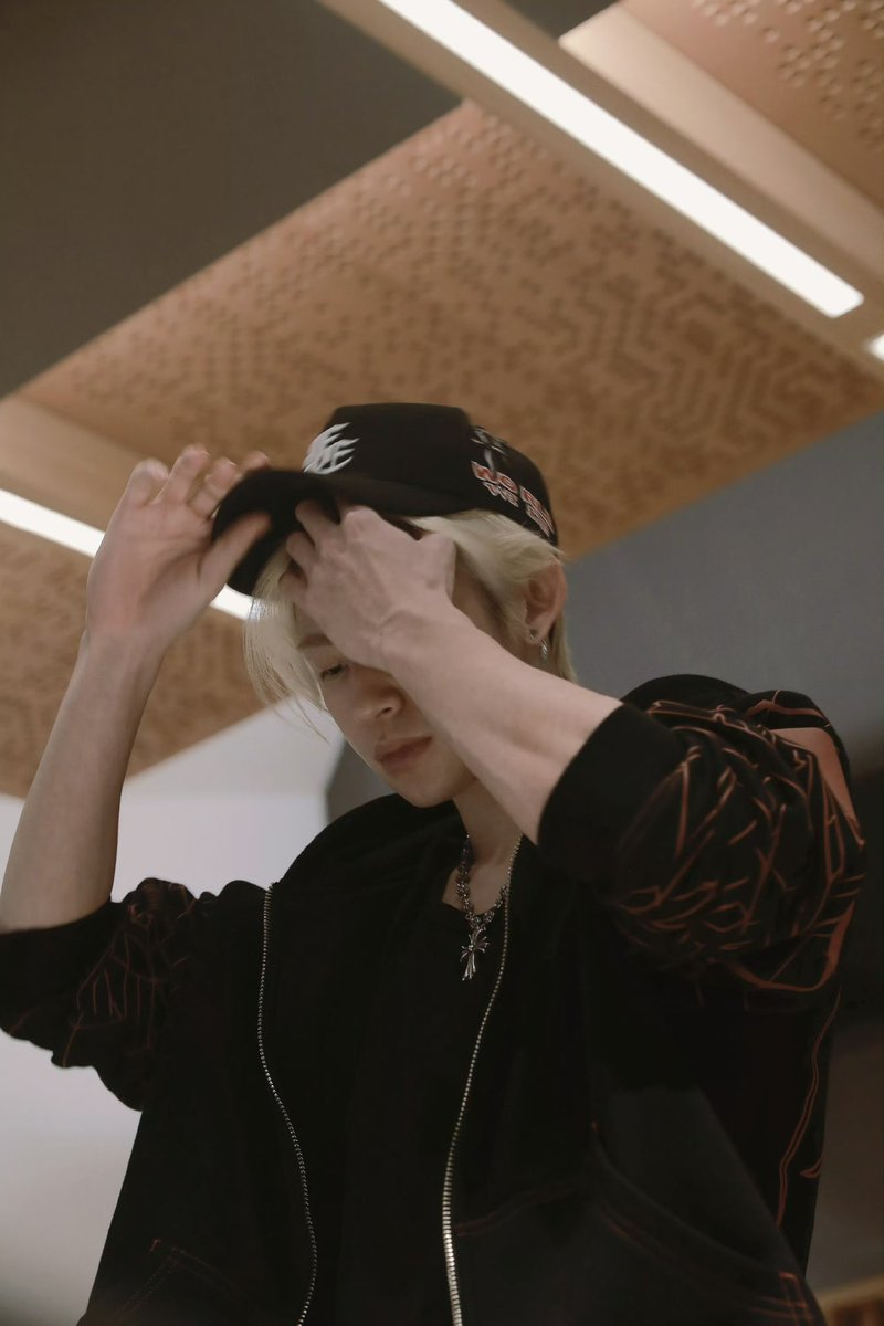 99WLK's tweet image. 25.02.14 小鬼 studio weibo update 

《我 VS Justin Bieber》TOP new song
produced and wrote by xiaogui is out now!

#xiaogui #wanglinkai #小鬼 #王琳凯