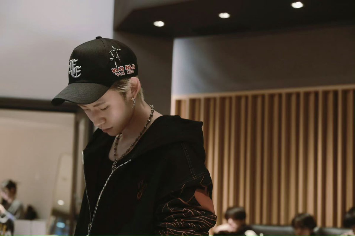 99WLK's tweet image. 25.02.14 小鬼 studio weibo update 

《我 VS Justin Bieber》TOP new song
produced and wrote by xiaogui is out now!

#xiaogui #wanglinkai #小鬼 #王琳凯