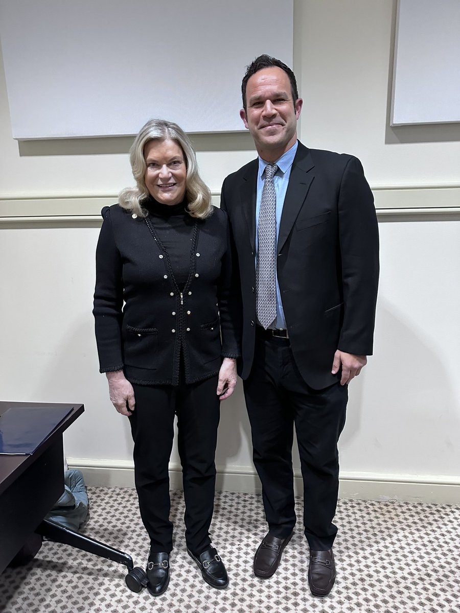 Great conversation in DC with <a href="/SenLummis/">Senator Cynthia Lummis</a>, <a href="/MarshaBlackburn/">Sen. Marsha Blackburn</a>, <a href="/SenatorTimScott/">Senator Tim Scott</a> &amp; others on keeping innovative crypto companies in the US. They recognize how crucial crypto &amp; AI are to our nation’s competitiveness. Excited to keep working together to drive this innovation forward 🇺🇸