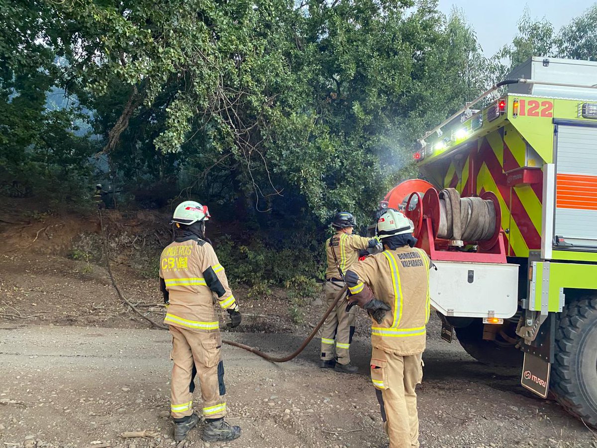 Retorno desde Collipulli.
Hoy retornamos desde la región de la Araucanía después de 4 días de intenso trabajo apoyando en  controlar los complejos incendios forestales que les afectaron. nuestro personal y equipos se encuentran sin novedad. <a href="/BomberosdeChile/">Bomberos de Chile</a> <a href="/CBV1851/">Bomberos Valparaíso</a>