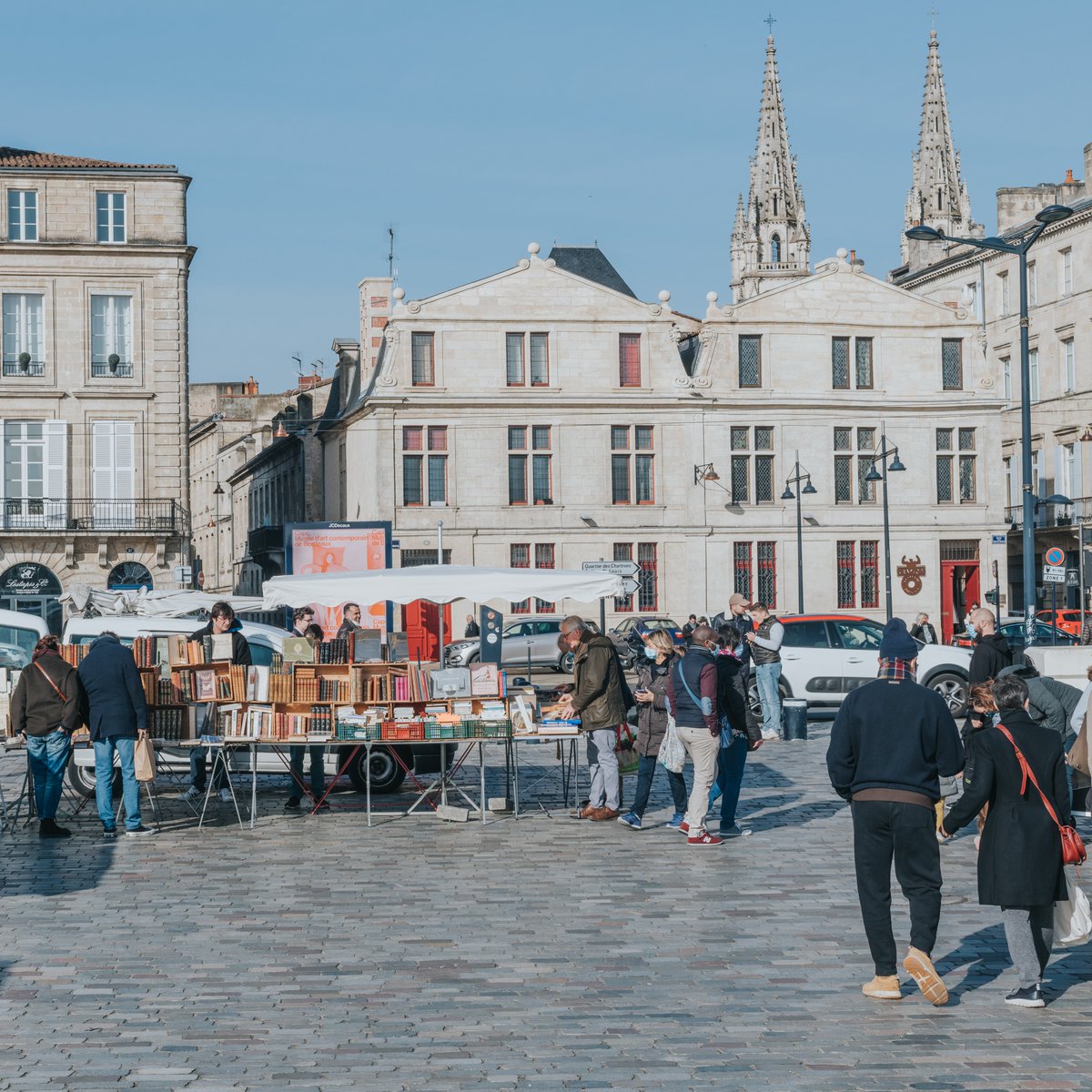 On profite du soleil qui fait son retour à #Bordeaux ☀️ L’occasion de se promener au marché des quais qui se tient tous les dimanches 🥖 📸 N.Duffaure