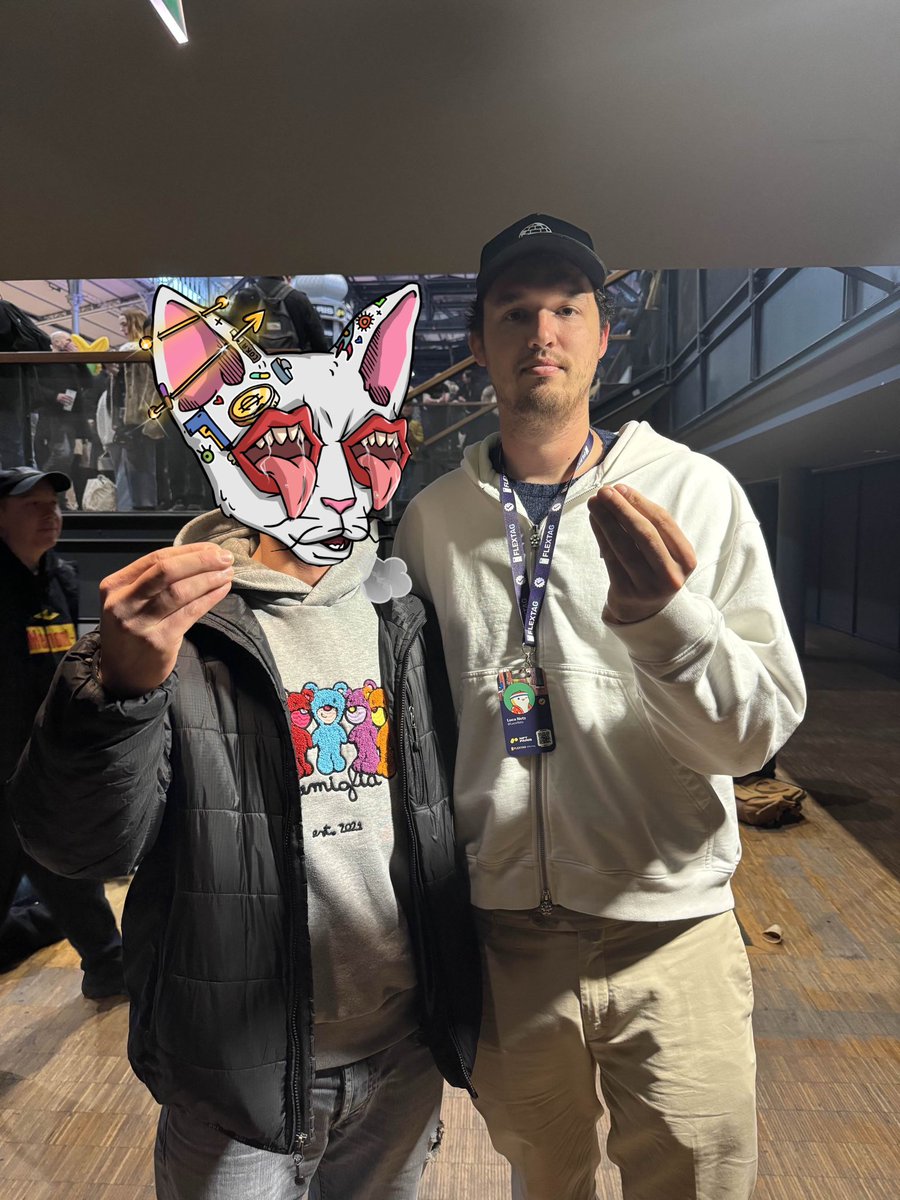 Finally <a href="/LucaNetz/">Luca Netz 🐧✳️</a> took a chance to take a pic with a <a href="/cetsfk/">Cets</a> 🤌🤌👑 

<a href="/nft_paris/">NFT Paris</a>