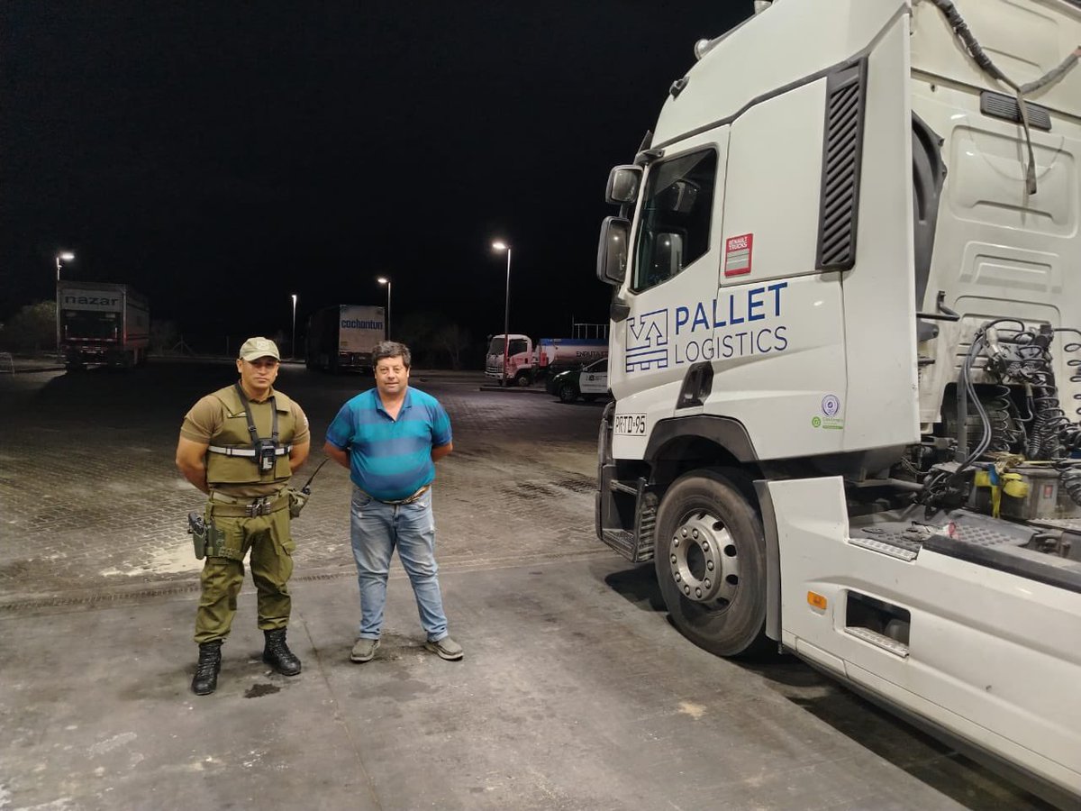 CarabTarapaca's tweet photo. Carabineros de la #Subcomisaria Huara, realizan controles y fiscalizaciónes vehiculares durante la noche, previniendo accidentes de tránsito.
#CarabinerosDeTodos https://t.co/e80F0XBHSY