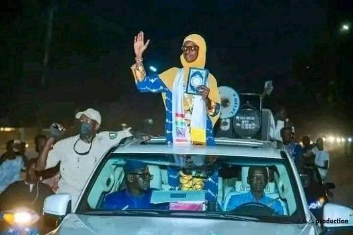 abbkar_ai's tweet image. This is how Senegalese celebrate their daughter who took the first position in the International Qur&apos;ān Recitation Competition.