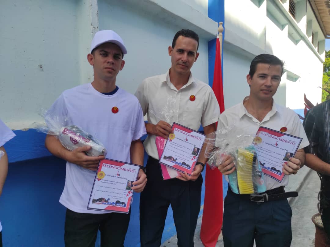 Tres jóvenes de <a href="/ETECSA_Cuba/">ETECSA</a> en #CiegodeAvila entre los distinguidos con el sello Forjadores del Futuro durante el Acto por el 62 Aniversario de CEPIL.
#AvileñosEnLinea