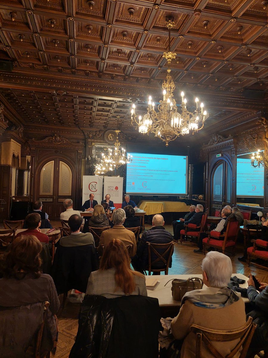 SEHNavarra's tweet image. 👏 Ayer celebramos una mesa redonda sobre la figura de Juan Pablo II y su viaje a Navarra en 1982 en el @Nuevo_Casino.
¡Muchas gracias a Pawel Skibinski, de la @UniWarszawski y a Jesús Tanco Lerga por sus ponencias y a Florentino Ezcurra por unirse en el coloquio!