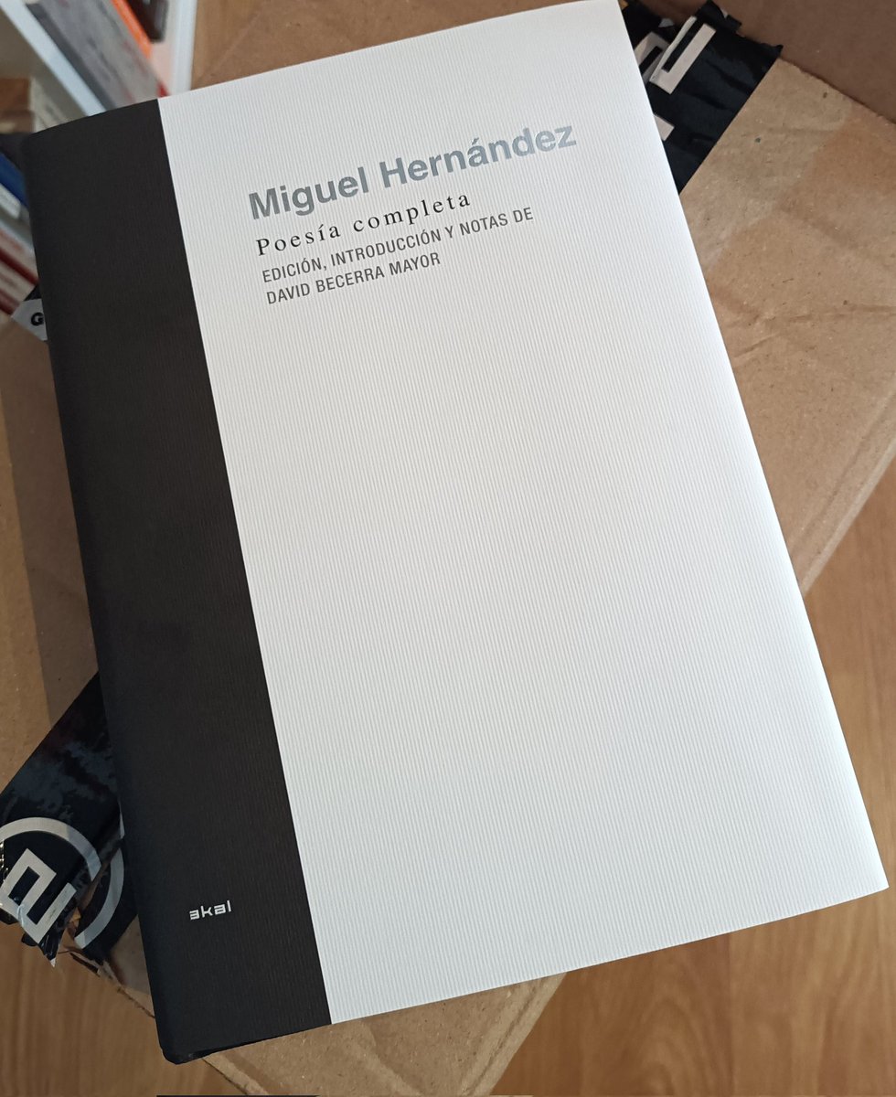 DBecerraMayor's tweet image. Ya existe: mi edición de la Poesía completa de Miguel Hernández acaba de llegar.

Es un intento de ofrecer una lectura 'otra', radicalmente histórica, de la producción poética de Miguel Hernández, atravesada por las contradicciones de su tiempo y sociedad. En @AkalEditor
