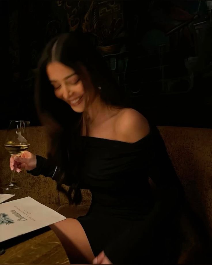 Sahte kimlikle                        Zengin bir
yeni bir                                      ailenin
hayata                                       biricik 
başlayan                                   kızıyla
erkek.                                         tanışır.