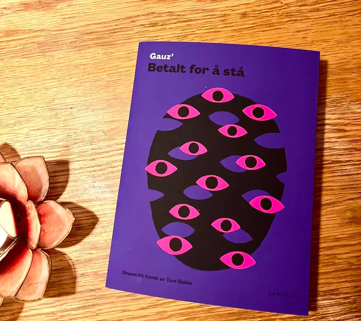 🔥Ny bok 🔥«Betalt for å stå» av ivorianske Gauz’ er ein ellevill ordfest med politisk brodd som gir eit unikt innblikk i konsekvensane av koloniseringa i vestlege forbrukarsamfunn.
Boka er omsett frå fransk av Tove Bakke. Omslagsdesignet er ved fantastiske Tore Holberg.