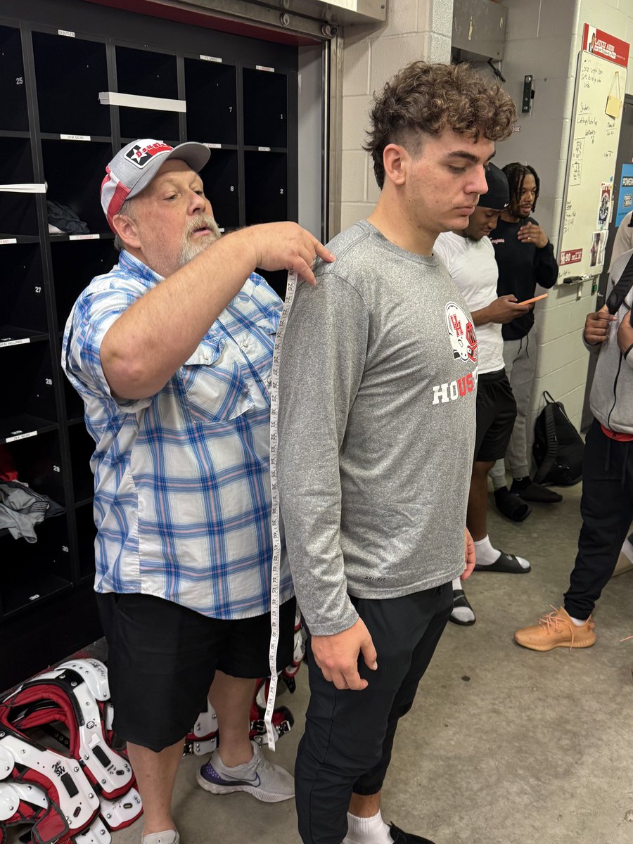 UHEquipment's tweet photo. Always great having hometown
@DouglasPads @cookieburger in to get our players custom fit in the best. #ProtectionWithAPurpose #GoCoogs https://t.co/fxJUT58icq