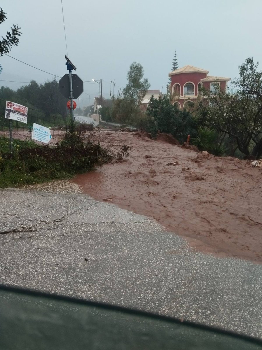 Memasvas1's tweet photo. @pyrosvestiki Κεφαλονιά https://t.co/1UOS6bei2v