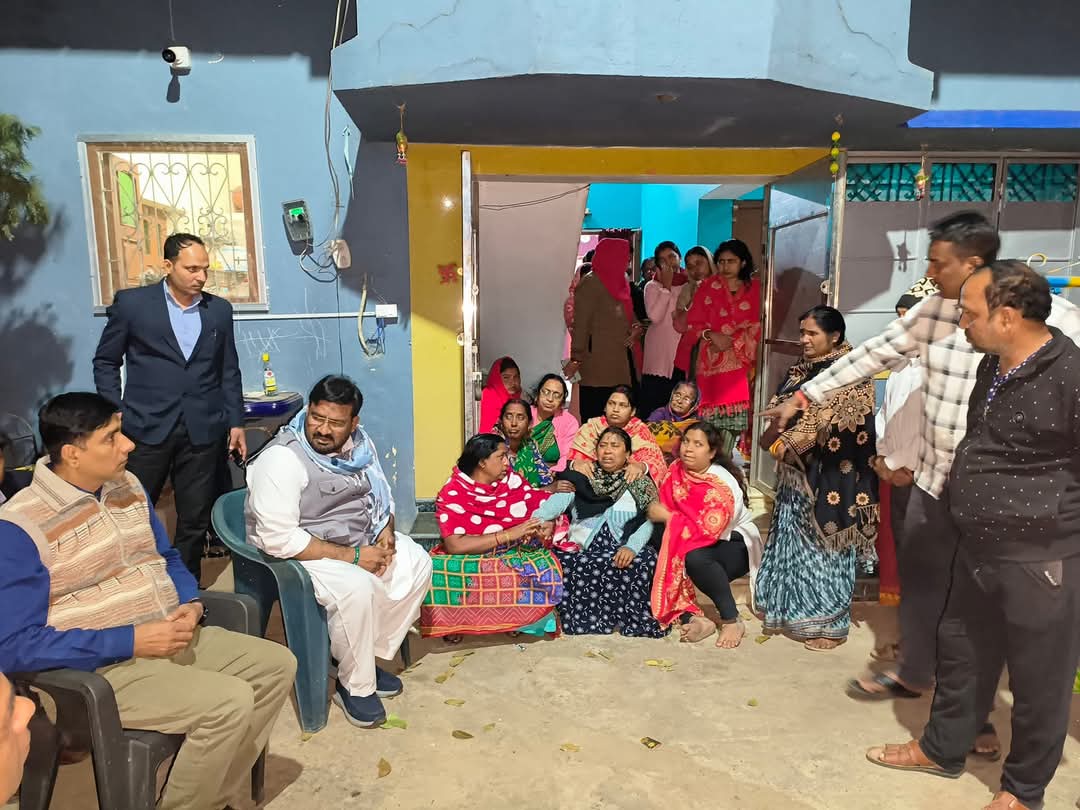 hafizulhasan001's tweet photo. शिक्षक संजय दास जी के निर्मम हत्या की जैसे ही सूचना मिली मैं रांची से देर शाम मधुपुर के कोर्ट मोड़ स्थित अंबेडकर चौक के पास पहुंचा। जहां उनके पार्थिव शरीर को श्र��्धांजलि दी ।साथ ही वहां धरने पर बैठे लोगों के साथ वार्ता की।इसके बाद फिर मैं शिक्षक संजय दास के आवास पहुंचकर उनकी पत्नी शिक्षिका उषा रानी दास को ढांढस बंधाया व सांत्वना दी।फिर घटनास्थल पहुंचकर घटना की जानकारी लिया। मैं वादा करता हूं कि इस घटना के पीछे जिनका भी हाथ है वे बक्से नहीं जाएंगे।हर हाल में अपराधियों को गिरफ्तार कर जेल भेजा जाएगा।
@HemantSorenJMM @JharkhandCMO @JmmJharkhand @JMMKalpanaSoren