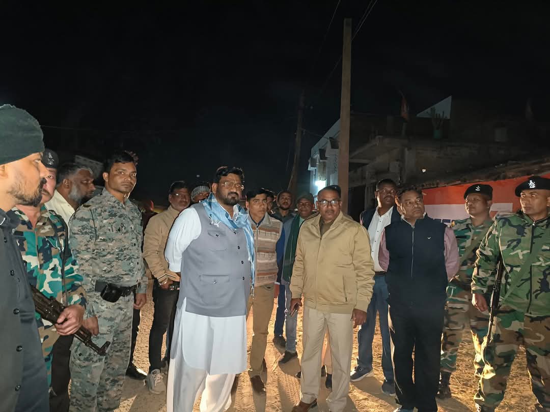 hafizulhasan001's tweet photo. शिक्षक संजय दास जी के निर्मम हत्या की जैसे ही सूचना मिली मैं रांची से देर शाम मधुपुर के कोर्ट मोड़ स्थित अंबेडकर चौक के पास पहुंचा। जहां उनके पार्थिव शरीर को श्र��्धांजलि दी ।साथ ही वहां धरने पर बैठे लोगों के साथ वार्ता की।इसके बाद फिर मैं शिक्षक संजय दास के आवास पहुंचकर उनकी पत्नी शिक्षिका उषा रानी दास को ढांढस बंधाया व सांत्वना दी।फिर घटनास्थल पहुंचकर घटना की जानकारी लिया। मैं वादा करता हूं कि इस घटना के पीछे जिनका भी हाथ है वे बक्से नहीं जाएंगे।हर हाल में अपराधियों को गिरफ्तार कर जेल भेजा जाएगा।
@HemantSorenJMM @JharkhandCMO @JmmJharkhand @JMMKalpanaSoren