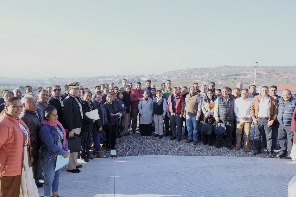 salomonj's tweet photo. De la mano de las autoridades municipales de la Mixteca, llevamos a cabo la Mesa de Seguridad Regional. Nos da mucho gusto contar con la participación de todas y todos, para fortalecer el #NuevoPactoSocial y consolidar la Estrategia Estatal de Seguridad.
En Oaxaca estamos trabajando de manera coordinada con los tres órdenes de gobierno para garantizar la seguridad en las ocho regiones.