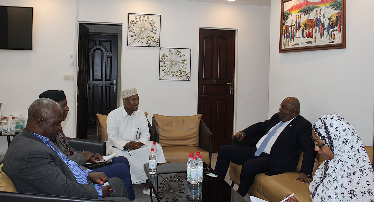 📢Renforcement de la coopération sécuritaire🇰🇲🤝🌍
Ce 13 février 2025, le Ministre de l'Intérieur M. Fakridine Mahamoud a reçu une délégation de l'EASF.
🔹Proposition de mise en place d'une Direction dédiée aux Opérations de Soutien de la paix et réforme du secteur sécuritaire