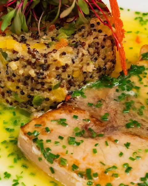 PulmaySeafood's tweet photo. Y para dar la bienvenida al fin de semana... nuestra Albacora en mantequilla menier es una opción perfecta. ¿Listo para deleitarte? 📷
Haz tu reserva a través del link de la biografía📷
#Pulmay #restaurant #BordeRio #entradas #ensaladas #albacora #salads #Vitacura #seafood https://t.co/ObqIEgp5n8