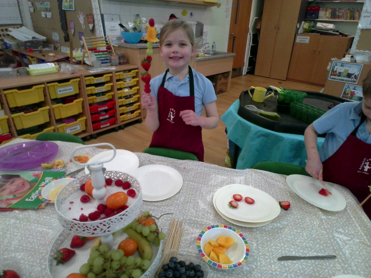 AppleySaintsCE's tweet photo. #ABASY1 #ABASDT @CidariEducation @FriendsPrimary @WN6_Mums @jamieoliver
🍓🍌Year 1's Design and Technology lesson was a fruitful success!
They made fruit skewers - delicious! 🍊🍏 https://t.co/YMWg1ctPcP