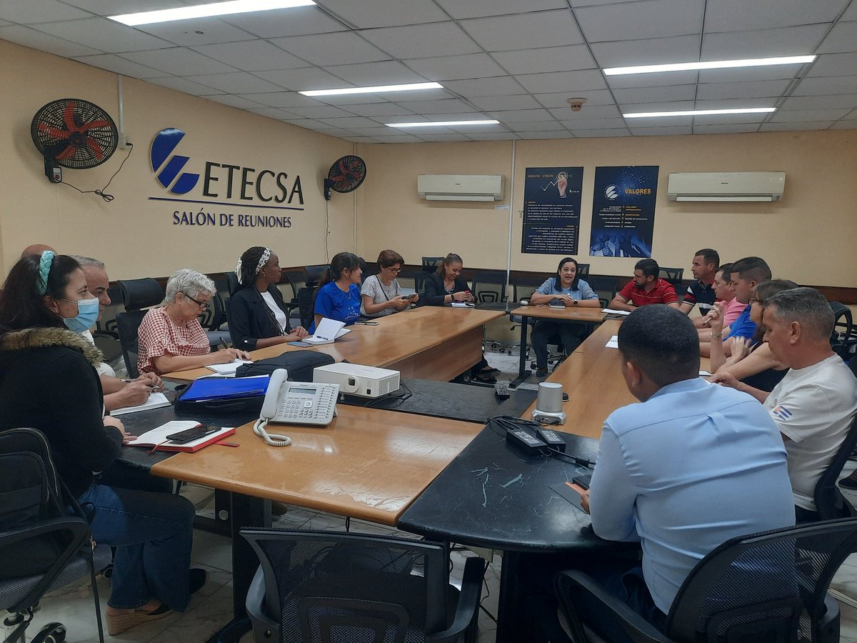 La ministra de <a href="/MINCOMCuba/">Ministerio de Comunicaciones Cuba</a>, <a href="/MayraArevich/">Mayra Arevich Marín 🇨🇺</a> visita esta mañana la sede central de <a href="/ETECSA_Cuba/">ETECSA</a> #PinardelRío e intercambia con los directores del sistema de las comunicaciones del territorio con el objetivo de contribuir en la
#TransformacionDigital como política de Gobierno.