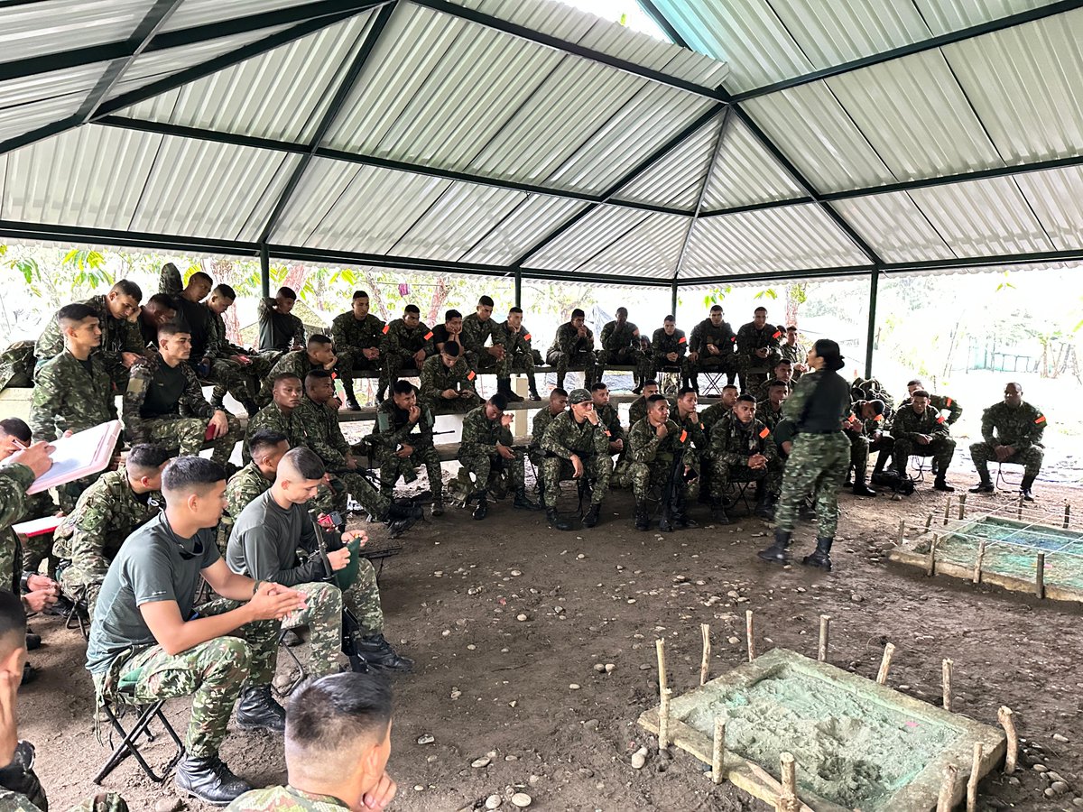Ejercito_Disan's tweet photo. En la #FUDRA2, se refuerza la protección y bienestar. Se realizó una capacitación en prevención del suicidio, trabajando con el personal para identificar emociones, reconocer señales de alarma y corregir mitos. 💡💙
¡La vida siempre será la prioridad! 🙏
#PorNuestrosSoldados https://t.co/LSvwE72g3o