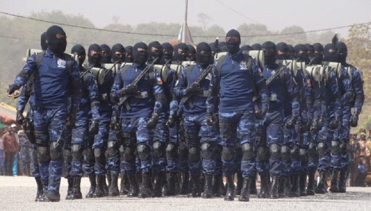 Intelligency225's tweet photo. #BurkinaFaso 🇧🇫 | Depuis l'installation du #MPSR2, la gendarmerie burkinabè, jadis fer de lance de la lutte contre le terrorisme semble être reléguée au second plan. Pourtant, bien avant que l'armée de terre ne se réorganise et que la police ne mesure l'ampleur de la menace, les gendarmes #burkinabè étaient déjà en première ligne... Dès les premières attaques terroristes, la gendarmerie a su analyser, affronter et même enterrer ses morts sans jamais faillir à sa mission. Qui peut oublier l’attaque tragique d’#Inata en novembre 2021 ?? Ce jour là des gendarmes burkinabè, sous équipés et abandonnés par la hiérarchie, ont combattu jusqu'à l'épuisement, refusant d'abandonner leur poste malgré le manque de munitions et de ravitaillement... Ce massacre a endeuillé toute une nation, mais il a aussi mis en lumière le dévouement et la résilience de ces hommes.
Parmi eux, des figures admirées comme l’Adjudant #Tienmami pascal Doyé, adulé par ses frères d’armes et reconnu pour son courage exemplaire, ont payé de leur vie leur engagement indéfectible envers la patrie... Ces hommes n'ont jamais reculé face à l'ennemi, et leur bravoure mérite d’être honorée.
Avec l’arrivée du #MPSR2, la #Gendarmerie #burkinabè est devenue une cible à abattre... La mise à l’écart de plusieurs officiers, dont le Lieutenant Colonel Évrard Somda, en est la preuve. Trop respectés, trop compétents, trop indépendants, ces hommes représentaient une menace pour un régime préférant asseoir son pouvoir par la répression plutôt que par une stratégie militaire efficace... ces pandores auraient certainement ete contre les réquisitions arbitraires, enlèvements, assassinats ciblés, séquestrations et tortures allant à l’encontre des principes fondamentaux d'une corporation aussi Républicaine et @uxiliaire de justice... Pour cela, il fallait valider un Surarmement de l’armée de terre et surexposition de la #Police #Burkinabè à travers son unité d'intervention (Un moment ce n'était qu'eux sur les pages de propagandistes #MPSR2) Le but était clair... affaiblir et démoraliser la #Gendarmerie #burkinabè, institution autrefois redoutée pour son professionnalisme et sa connaissance du terrain.
Les #Gendarmes #burkinabè, malgré tout restent parmi les plus craints. Contrairement à d’autres corps militaires, on ne les a jamais vus fomenter un coup d’État ou briguer le pouvoir... Leur mission a toujours été la sécurité et la stabilité de l’État, et c’est précisément cela qui les rend dangereux aux yeux de ceux qui cherchent à instrumentaliser l’armée... Rarement entendrez vous un détachement militaire, de #Police, ou un #BIR, quémander des primes, des munitions ou de la nourriture au ##BurkinaFaso🇧🇫... aujourd’hui sous le #MPSR2 c'est le quotidien des détachements de #Gendarmerie... Les commandants soigneusement choisis par le régime détournent les primes de leurs hommes sans qu’aucun ne puisse protester. La corruption gangrène l’institution, et ceux qui se battent encore sur le terrain sont délaissés.
Il était temps de rendre à la #Gendarmerie #burkinabè la place qu’elle mérite... Elle a été et reste, l’un des derniers remparts face à l’ennemi. Honorer ses sacrifices et reconnaître son rôle clé dans la lutte contre le terrorisme est un devoir national... quand l’armée hésitait encore et que la #Police ignorait l’ampleur du danger, ce sont les #Gendarmes ##burkinabè qui ont tenu bon.