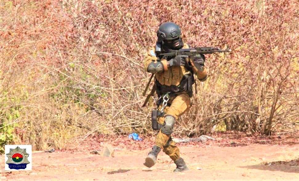 Intelligency225's tweet photo. #BurkinaFaso 🇧🇫 | Depuis l'installation du #MPSR2, la gendarmerie burkinabè, jadis fer de lance de la lutte contre le terrorisme semble être reléguée au second plan. Pourtant, bien avant que l'armée de terre ne se réorganise et que la police ne mesure l'ampleur de la menace, les gendarmes #burkinabè étaient déjà en première ligne... Dès les premières attaques terroristes, la gendarmerie a su analyser, affronter et même enterrer ses morts sans jamais faillir à sa mission. Qui peut oublier l’attaque tragique d’#Inata en novembre 2021 ?? Ce jour là des gendarmes burkinabè, sous équipés et abandonnés par la hiérarchie, ont combattu jusqu'à l'épuisement, refusant d'abandonner leur poste malgré le manque de munitions et de ravitaillement... Ce massacre a endeuillé toute une nation, mais il a aussi mis en lumière le dévouement et la résilience de ces hommes.
Parmi eux, des figures admirées comme l’Adjudant #Tienmami pascal Doyé, adulé par ses frères d’armes et reconnu pour son courage exemplaire, ont payé de leur vie leur engagement indéfectible envers la patrie... Ces hommes n'ont jamais reculé face à l'ennemi, et leur bravoure mérite d’être honorée.
Avec l’arrivée du #MPSR2, la #Gendarmerie #burkinabè est devenue une cible à abattre... La mise à l’écart de plusieurs officiers, dont le Lieutenant Colonel Évrard Somda, en est la preuve. Trop respectés, trop compétents, trop indépendants, ces hommes représentaient une menace pour un régime préférant asseoir son pouvoir par la répression plutôt que par une stratégie militaire efficace... ces pandores auraient certainement ete contre les réquisitions arbitraires, enlèvements, assassinats ciblés, séquestrations et tortures allant à l’encontre des principes fondamentaux d'une corporation aussi Républicaine et @uxiliaire de justice... Pour cela, il fallait valider un Surarmement de l’armée de terre et surexposition de la #Police #Burkinabè à travers son unité d'intervention (Un moment ce n'était qu'eux sur les pages de propagandistes #MPSR2) Le but était clair... affaiblir et démoraliser la #Gendarmerie #burkinabè, institution autrefois redoutée pour son professionnalisme et sa connaissance du terrain.
Les #Gendarmes #burkinabè, malgré tout restent parmi les plus craints. Contrairement à d’autres corps militaires, on ne les a jamais vus fomenter un coup d’État ou briguer le pouvoir... Leur mission a toujours été la sécurité et la stabilité de l’État, et c’est précisément cela qui les rend dangereux aux yeux de ceux qui cherchent à instrumentaliser l’armée... Rarement entendrez vous un détachement militaire, de #Police, ou un #BIR, quémander des primes, des munitions ou de la nourriture au ##BurkinaFaso🇧🇫... aujourd’hui sous le #MPSR2 c'est le quotidien des détachements de #Gendarmerie... Les commandants soigneusement choisis par le régime détournent les primes de leurs hommes sans qu’aucun ne puisse protester. La corruption gangrène l’institution, et ceux qui se battent encore sur le terrain sont délaissés.
Il était temps de rendre à la #Gendarmerie #burkinabè la place qu’elle mérite... Elle a été et reste, l’un des derniers remparts face à l’ennemi. Honorer ses sacrifices et reconnaître son rôle clé dans la lutte contre le terrorisme est un devoir national... quand l’armée hésitait encore et que la #Police ignorait l’ampleur du danger, ce sont les #Gendarmes ##burkinabè qui ont tenu bon.