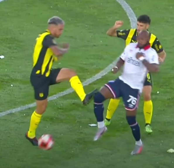 Aunque no lo puedas creer, Ostojich cobró plancha de Herazo. 30 segundos de partido. Ya marcaba la tónica de lo que sería el arbitraje: todo un andamiaje para que el cuadro del sistema no perdiera tres clásicos seguidos. ¿Y te va a cobrar un penal sobre el final del partido? 🤦‍♂️