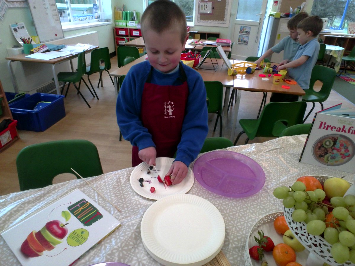 AppleySaintsCE's tweet photo. #ABASY1 #ABASDT @CidariEducation @FriendsPrimary @WN6_Mums @jamieoliver
🍓🍌Year 1's Design and Technology lesson was a fruitful success!
They made fruit skewers - delicious! 🍊🍏 https://t.co/YMWg1ctPcP