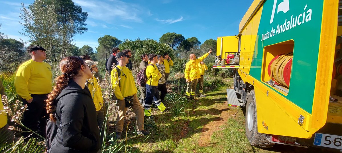 Plan_INFOCA's tweet photo. Pasamos la mañana con alumnos del 2° curso de ciclos forestales del @IESAljanadic de #Posadas, mostrándoles aspectos de los trabajos preventivos (planificación, organización, ejecución y seguridad).

✅ La actividad ha sido visada por el #TOP Kiko Sánchez, Cedefo de Villaviciosa. https://t.co/EMUv8r6S1c