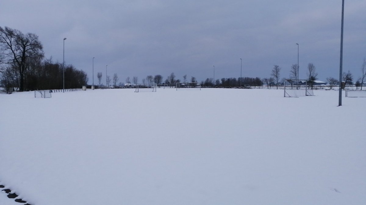 Even een paar dopjes d'r op en we kunnen gewoon los op 't mooiste sportpark van <a href="/noardeast/">Gemeente Noardeast-Fryslân</a>  Het gezegde "as der gien ijsbeer loopn kin d'r traint wordn" mag weer uut de kast! <a href="/VVdeLauwers/">VV de Lauwers</a> #gewoontrainen