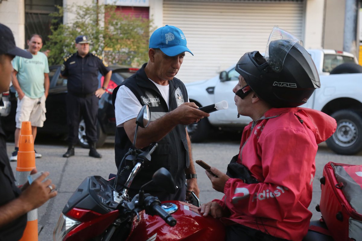 ZNVISION's tweet image. En Tigre y San Fernando, Marinucci entregó cascos y concientizó a motociclistas en infracción - Zona Norte Visión
El ministro de @TransportePBA  supervisó las tareas de fiscalización que se desarrollaron en el límite de ambos partidos 
#cascos #infracción #Marinucci #MOTO #Tigre