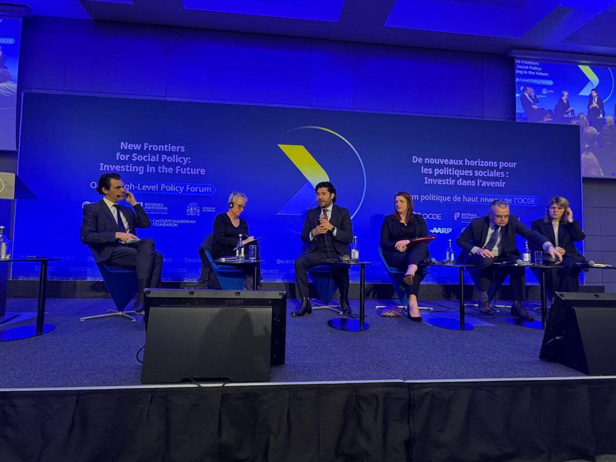 marathb's tweet photo. 🗨️ Participé en el Foro Político de Alto Nivel de la @OECD, enfocado este año en las “Nuevas Fronteras para la Política Social: Invertir en el Futuro”, en donde compartí los logros de la Primavera Laboral mexicana y🌱💼 los nuevos horizontes del humanismo mexicano que vive nuestro país de la mano de nuestra Presidenta, la Dra. @Claudiashein. 🇲🇽 

✅ México tiene una tasa de desempleo de 2.4%, la más baja del mundo. 📉🌎

✅ El Programa @JovConFuturo ha dado atención a cerca de 3 millones de beneficiarias y beneficiarios, con una inversión de 136 mil millones de pesos (6.6 mil millones de dólares). 👩👨‍🦱

✅ Se ha logrado una recuperación histórica del poder adquisitivo del Salario Mínimo en un 135%. 💰

✅ En beneficio de más de 650 mil mexicanas y mexicanos, se publicó la reforma en materia de trabajo en plataformas digitales 📱🏍️, la cual conjuga derechos laborales con flexibilidad de horarios y certidumbre para el modelo de negocio en nuestro país. 🕐📊

✅ Se eliminó el outsourcing y se reconocieron por sus verdaderos empleadores a cerca de 3 millones de personas trabajadoras. 👩‍🦱👨Acompañado a esto, se rescató el derecho al reparto de utilidades, el cual tuvo un incremento histórico del 166%, al pasar de 87 mil millones en el ejercicio 2020 a más de 231 mil millones en el 2023.💵

¡En el Segundo Piso de la Transformación, seguimos haciendo historia! 👏