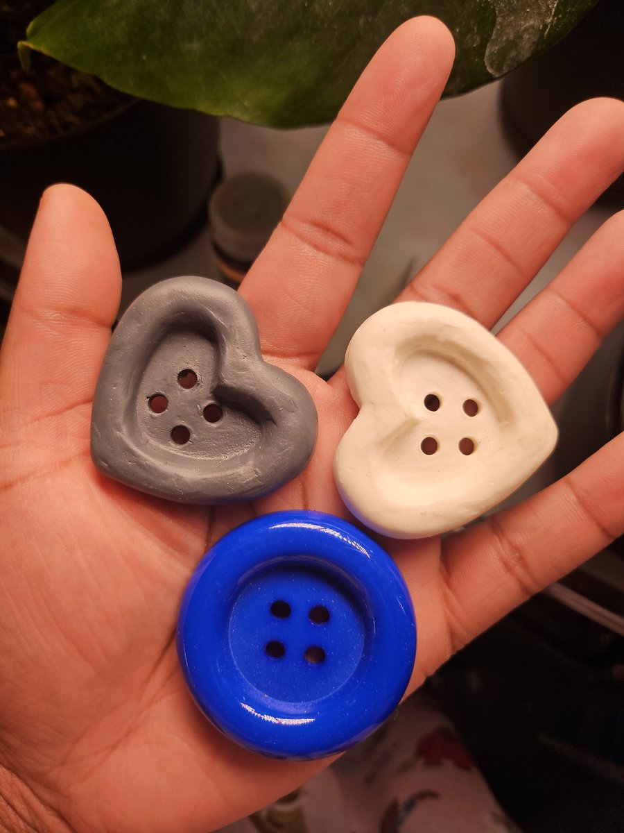 I was looking in my old fursuit supplies and I found the buttons I sculpted/casted back in 2013 cause they didn't have any large heart buttons. Younger me had a vision lol.