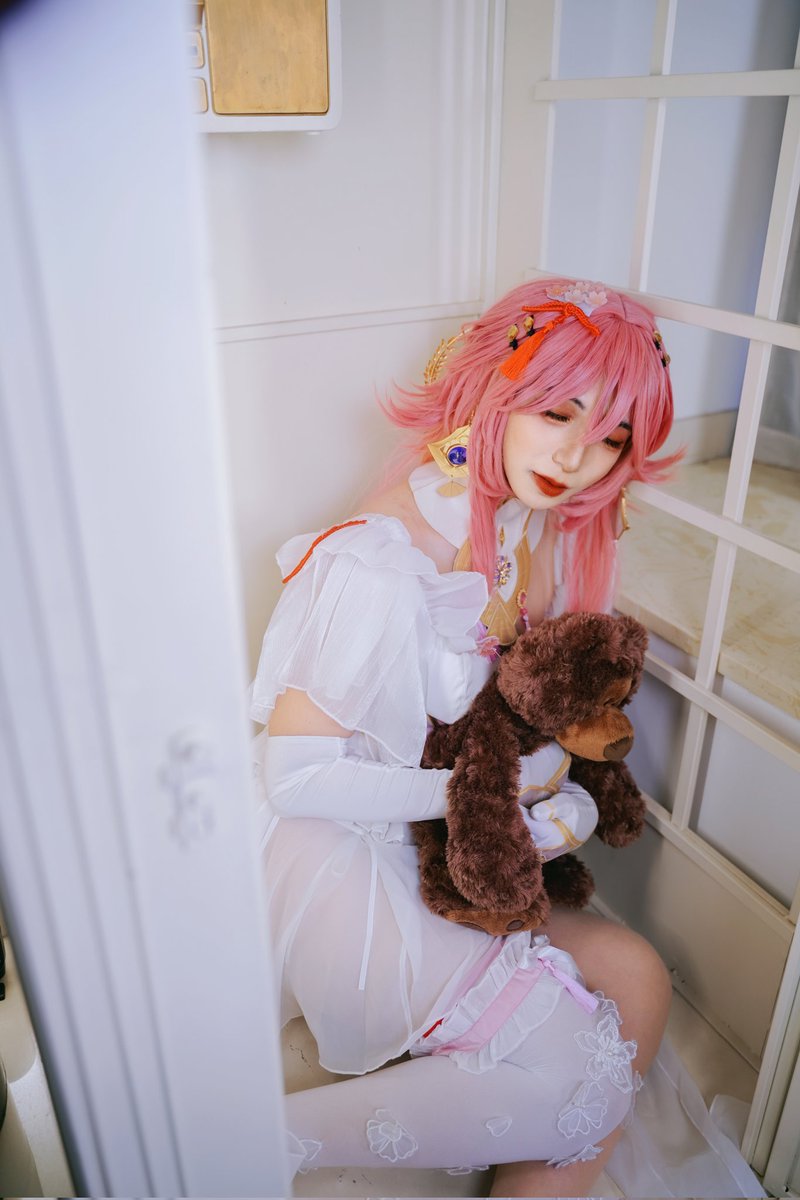 狐狸新娘第二弹  电话亭内等待

#八重神子 #婚纱 #女装 #伪娘 #COS