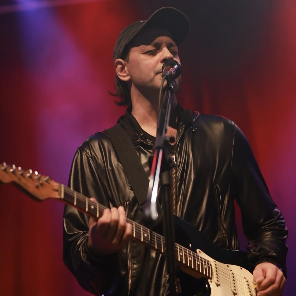 Kaan Tangöze:

Albümden özellikle 'Kufi' parçası gençlerin çok hoşuna gitti, melodik yapısından dolayı sanırım. Büyüdükçe sözlerine de uyanacaklar.