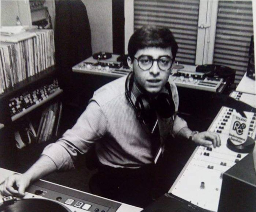 #DiaMundialdelaRadio ¿Qué tal esta foto de 1986? Radiocadena Española en Toledo...  Ya es toda una vida en <a href="/rtve/">RTVE</a> <a href="/rne/">Radio Nacional</a> y <a href="/La1_tve/">La 1</a> 
Feliz día, compañeros 📻