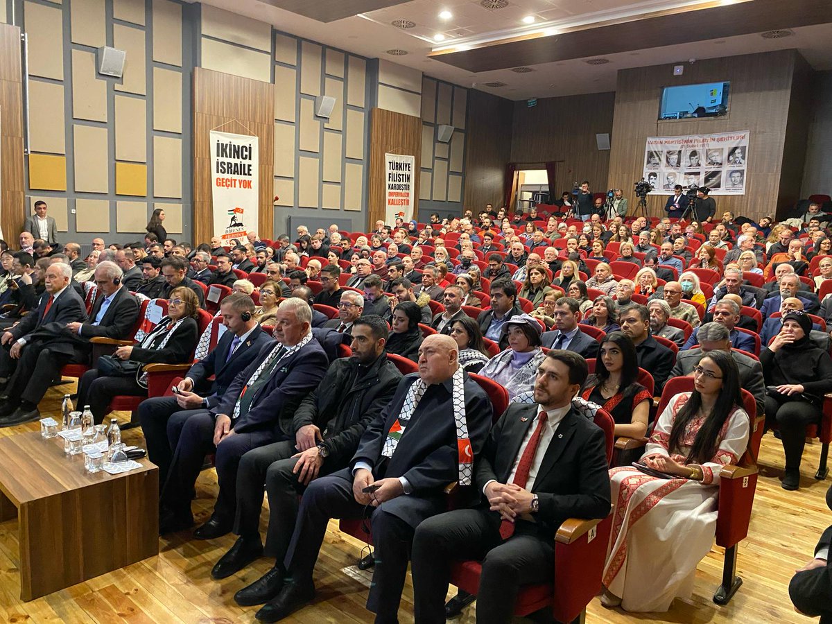 Vatan_Partisi's tweet photo. Gazze ABD Askerine Mezar Olacak.

Direnen Filistin'e Selam buluşması Genel Başkanımız Doğu Perinçek'in konuşmasıyla başladı. https://t.co/JkyBNohGp7