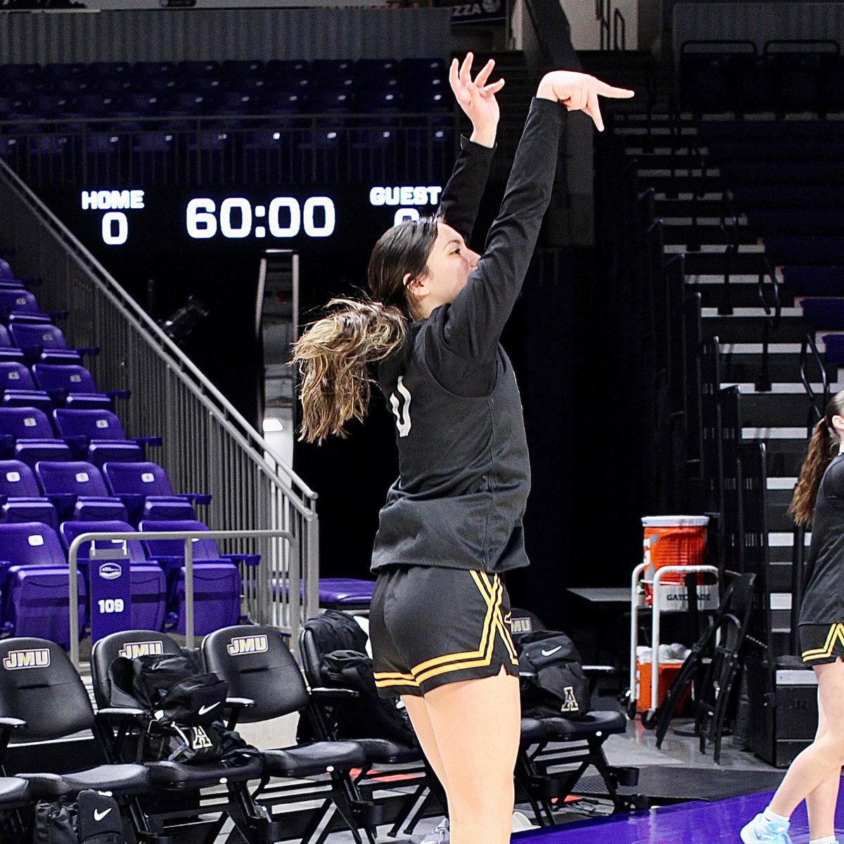 Final tuneups before our 5 p.m. clash with JMU!

#RareAir