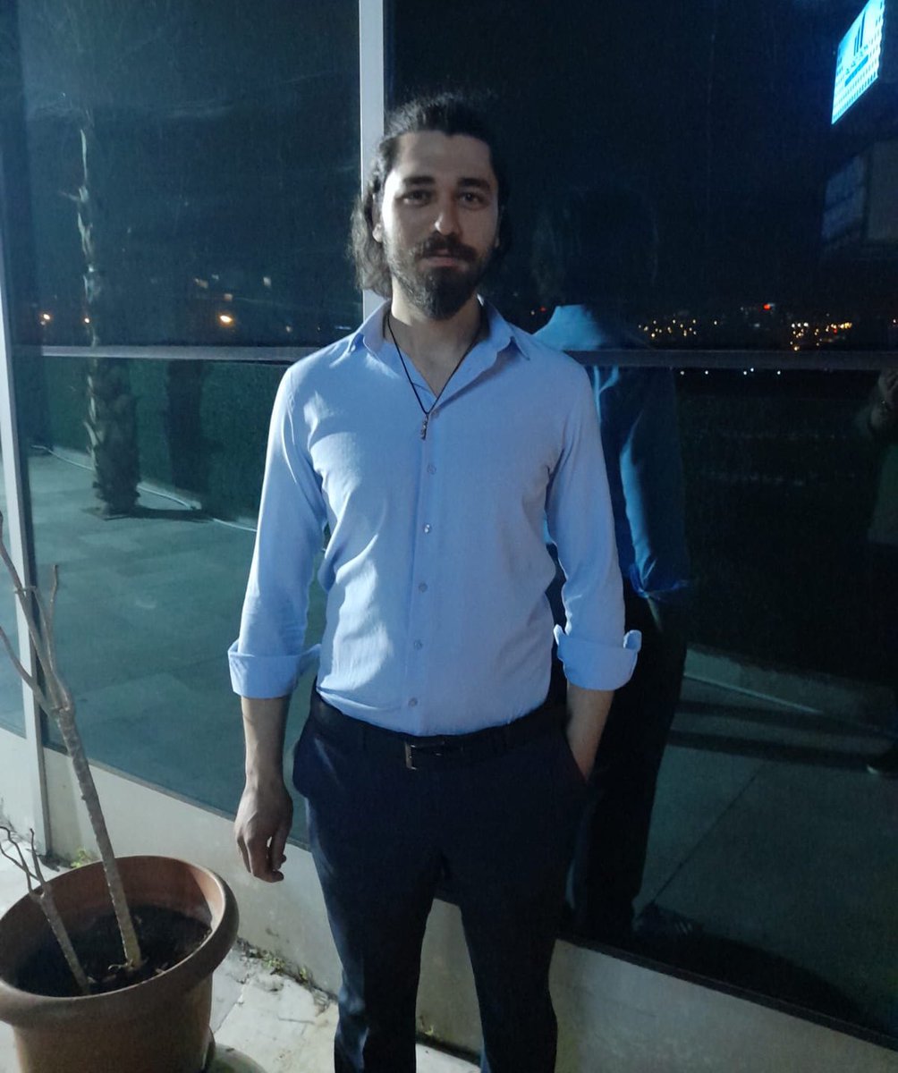 Fotoğraftaki kişi abim Motokurye Samet Özgül.

Trafikte uyardığı 3 kişi tarafından boğazından bıçaklanarak katledildi!

🔴 20 suç kaydı olan 2 kişi serbest bırakıldı!
🔴 Baş failin “pişmanım” sözüyle müebbeti 25 yıla indirildi!
🔴 Yargıtay, adaletsiz kararı onadı!

Bu adaletsiz
