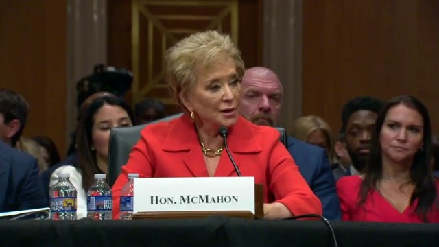 LARIATE_Wrestle's tweet photo. 📰 | Stephanie McMahon, Shane McMahon (à gauche de la photo) et Paul "Triple H" Levesque assis juste derrière Linda McMahon lors de son audition pour sa prise de fonction au département de l'éducation des 🇺🇸 sous Donald Trump. Cette nomination fait du bruit.

Bien que les liens de la famille McMahon et le clan Trump sont connus depuis de très longues années maintenant. il est notable de noter que :

🔸 NBC rappelle qu'elle et son (ex)mari Vince McMahon sont accusés dans un procès où ils auraient fermé les yeux sur des actes d'abus sexuels sur mineurs chez #WWE, l'affaire des "Young Boys". (source 1)

[source 1 : https://t.co/jKj70k2ep0]

 De plus, on rappelle qu'elle était à la vice présidence de la WWF puis WWE jusqu'en 2009. L'article de Vice (source 2) raconte qu'elle était en poste lorsque WWE aurait couvert le drame effroyable concernant Ashley Massaro en 2006 et son viol lors de la tournée de WWE au Koweit.

[source 2 : https://t.co/bTttRZO1x2]

Le post sera très certainement shadowban en raison des liens ci-dessous, il est important de rappeler et d'informer sur cela.