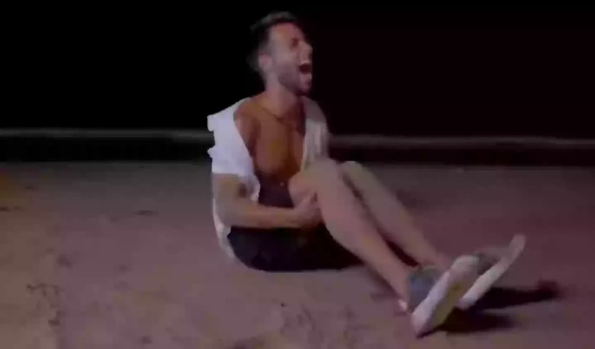 TOKIORISE's tweet image. When my wife cuddles with our cats and eats snacks without me