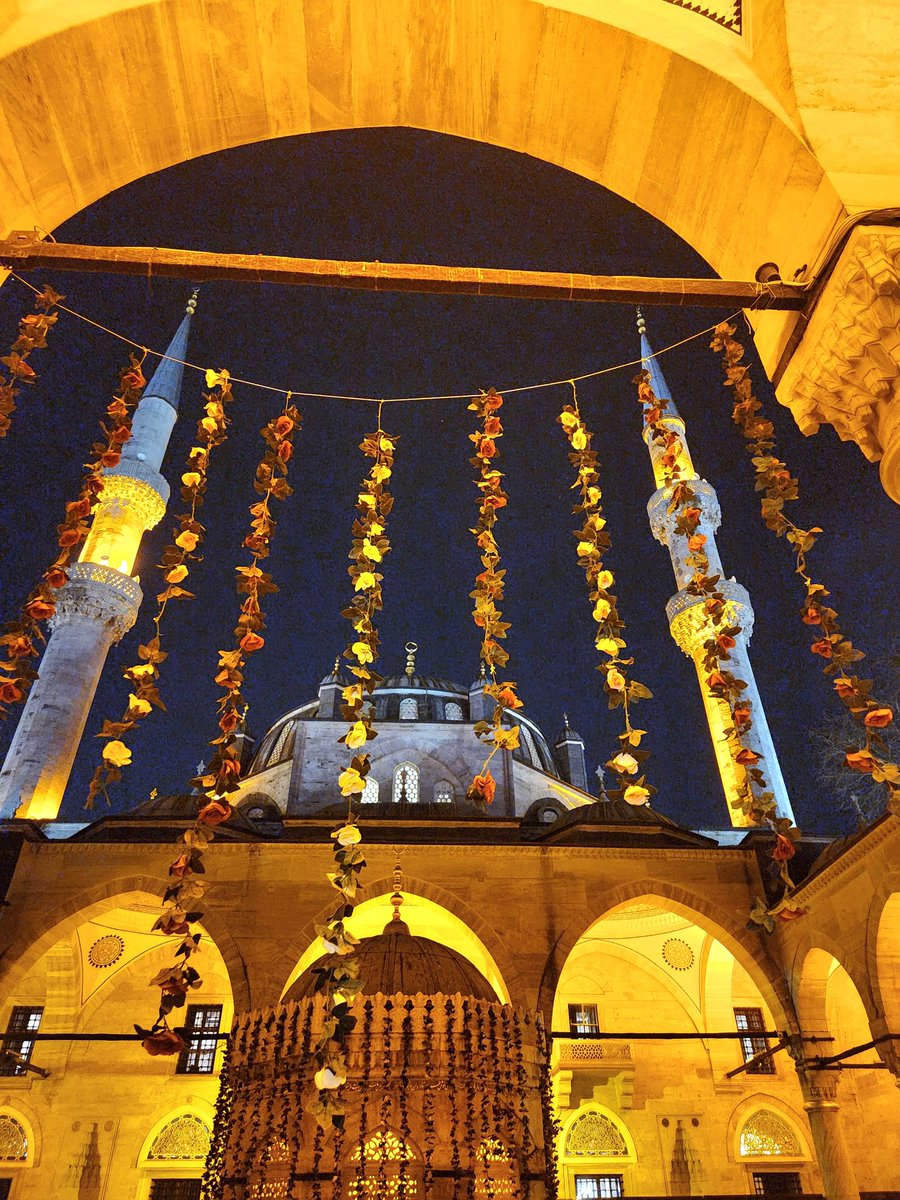 Efendimiz (s.a.v) Yüce Allah'ın Berat gecesi için "Bağışlanmak dileyen yok mu, onu bağışlayayım! Rızık isteyen yok mu, ona rızık vereyim! Belaya düçar olan yok mu, ona afiyet vereyim!.." buyurduğunu bizlere müjdelemiştir.
En güzel şekilde istifade edebilmek dileği ile...