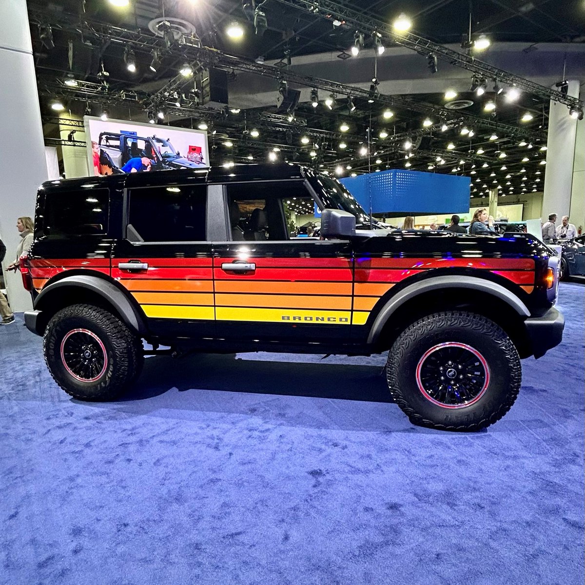 MikeDorianFord's tweet photo. Throwing it back to where it all began! 🚙💨 The legendary Bronco, then &amp; now—spotted at the 2025 Auto Show. Which era is your favorite? 👀

View our Broncos here! 🔗 https://t.co/fXuF8mw3AN

#Ford #DorianDeal #Bronco #AutoShow #ThrowbackThursday https://t.co/vdKqsJ2ZPI