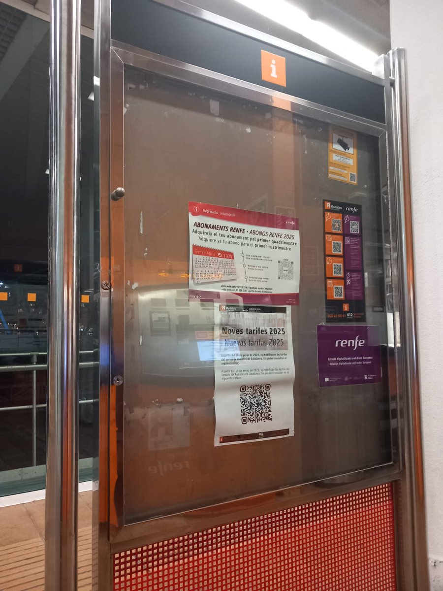 defensemR3's tweet photo. ❌👎🏼 En comptes de fer passes endavant en la millora de la informació i de l'accessibilitat, les últimes setmanes veiem com han desaparegut els horaris de la línia dels panells de moltes estacions i @rodalies hi plantifica un simple codi QR. Per què ens compliqueu així la vida? https://t.co/D5H4lyF7Ek