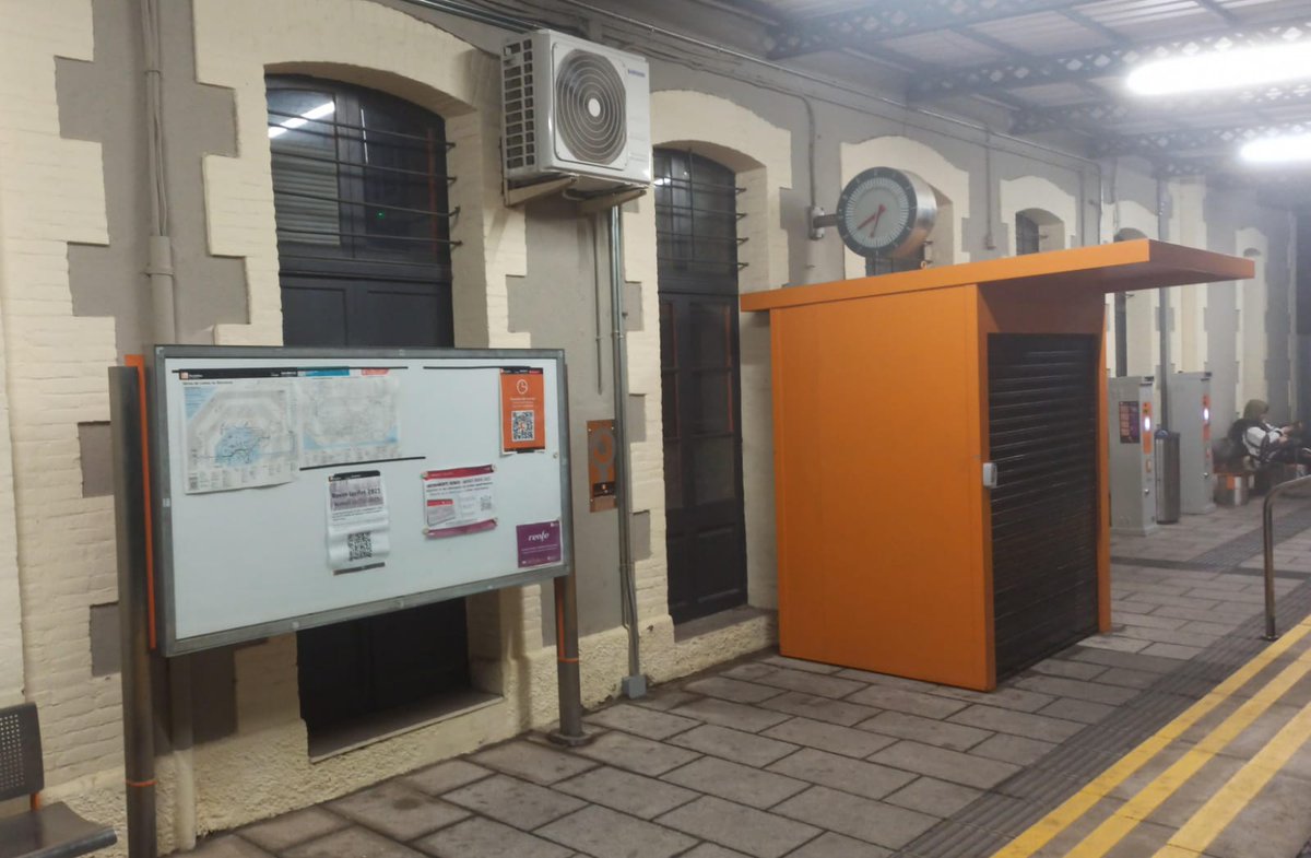 defensemR3's tweet photo. ❌👎🏼 En comptes de fer passes endavant en la millora de la informació i de l'accessibilitat, les últimes setmanes veiem com han desaparegut els horaris de la línia dels panells de moltes estacions i @rodalies hi plantifica un simple codi QR. Per què ens compliqueu així la vida? https://t.co/D5H4lyF7Ek