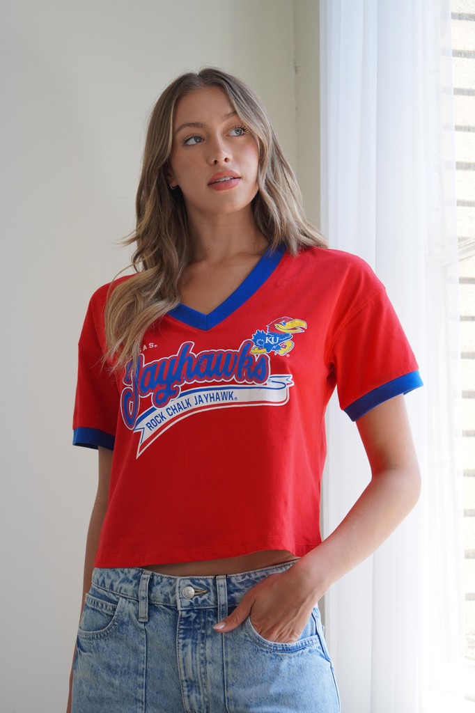 WEARbyEA's tweet image. Roses are red, violets are blue, #WEARbyEA is the Valentine's Day gift we want—how about you? 😉

Find more NCAA WEAR at @rally_house.

l8r.it/FM2S

#jayhawks