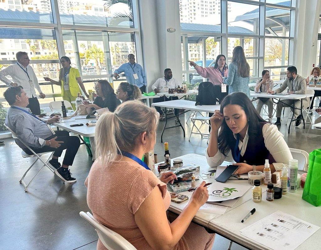Candelaria___'s tweet photo. Grandes noticias, así se ven las reuniones del sector agropecuario y de empresarios mexicanas con sus pares estadounidenses en la LaTam Trade Show en Orlando Florida EU!!
Cerrando acuerdos con nuevos distribuidores!!!
#CB10 ✅ https://t.co/vN6ZnFS6Uj