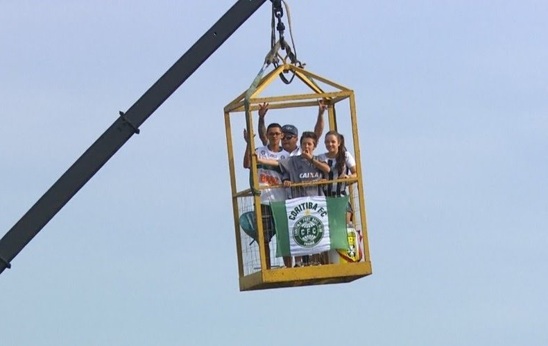 gyancoosta's tweet photo. O ParaTiba mais engraçado foi esse: 2019

Quartas de final
Jogo no Pinhão, 1 x 0 Coritiba
Paranista infiltrado
Foi abraçado pela torcida
Torcida no guindaste no lado de fora
Paraná faz matéria especial, dias depois foi preso
Muralha faz defesa e ganha quadro https://t.co/UjWNqqwt1I